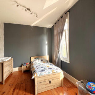 Maison semi individuelle de 144m², jardin de plus de 800m², deux garages.