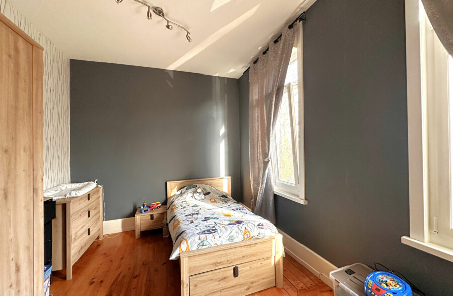 Maison semi individuelle de 144m², jardin de plus de 800m², deux garages.