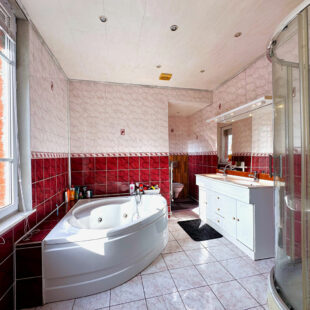 Maison semi individuelle de 144m², jardin de plus de 800m², deux garages.