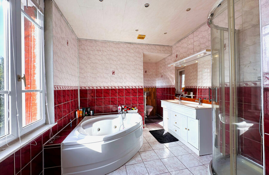 Maison semi individuelle de 144m², jardin de plus de 800m², deux garages.