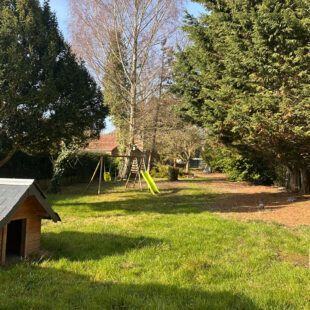 Maison semi individuelle de 144m², jardin de plus de 800m², deux garages.