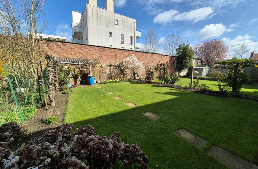 Croix, maison des années 60 dans un quartier calme et recherché