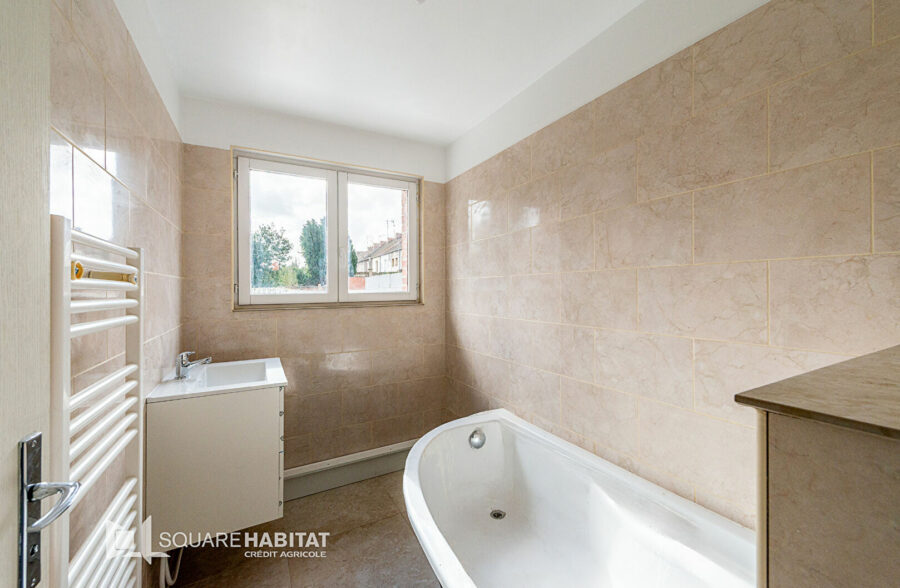 Maison de ville entièrement rénovée  3/4 chambres +  bureau – Jardin – DPE C