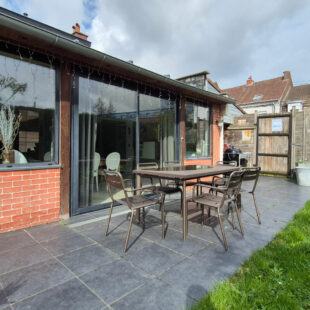 élégant  semi plain-pied semi-individuel,  situé dans un secteur calme, avec jardin et garage.