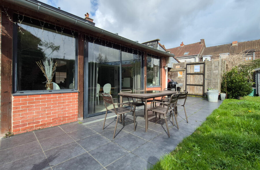 élégant  semi plain-pied semi-individuel,  situé dans un secteur calme, avec jardin et garage.