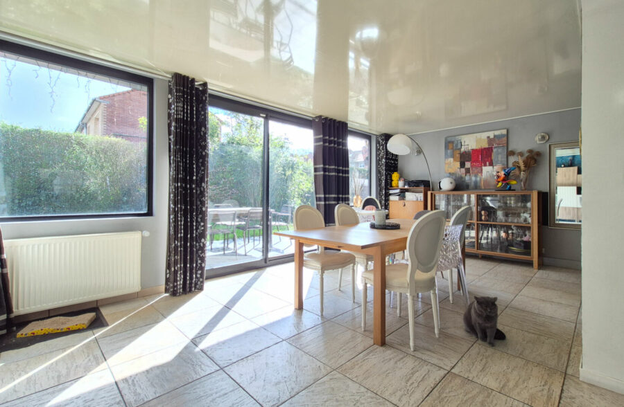 élégant  semi plain-pied semi-individuel,  situé dans un secteur calme, avec jardin et garage.