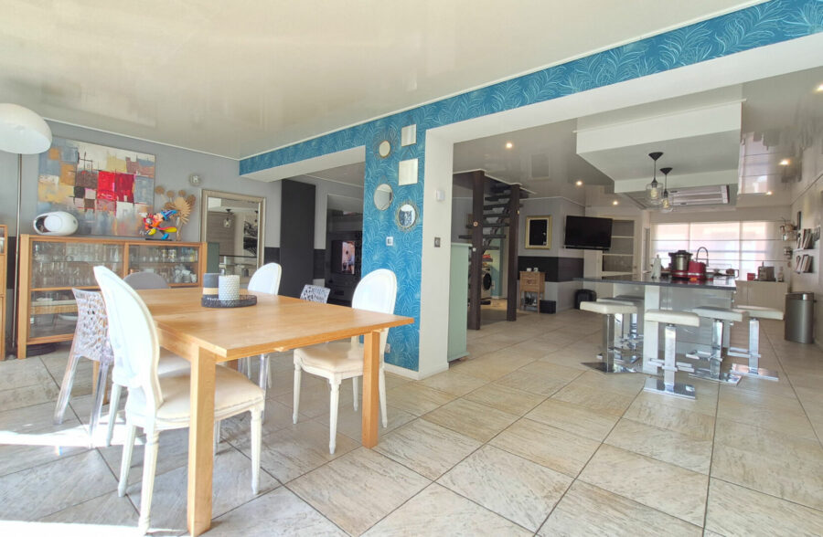 élégant  semi plain-pied semi-individuel,  situé dans un secteur calme, avec jardin et garage.