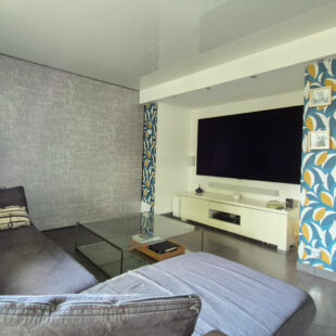 élégant  semi plain-pied semi-individuel,  situé dans un secteur calme, avec jardin et garage.