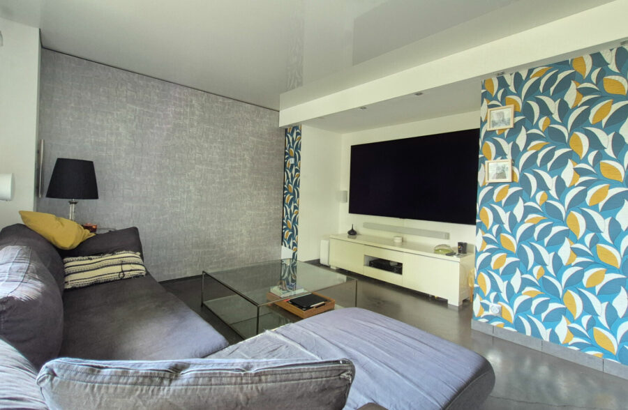 élégant  semi plain-pied semi-individuel,  situé dans un secteur calme, avec jardin et garage.