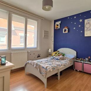 élégant  semi plain-pied semi-individuel,  situé dans un secteur calme, avec jardin et garage.