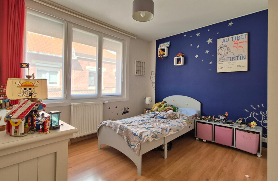 élégant  semi plain-pied semi-individuel,  situé dans un secteur calme, avec jardin et garage.