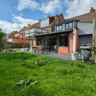 élégant  semi plain-pied semi-individuel,  situé dans un secteur calme, avec jardin et garage.