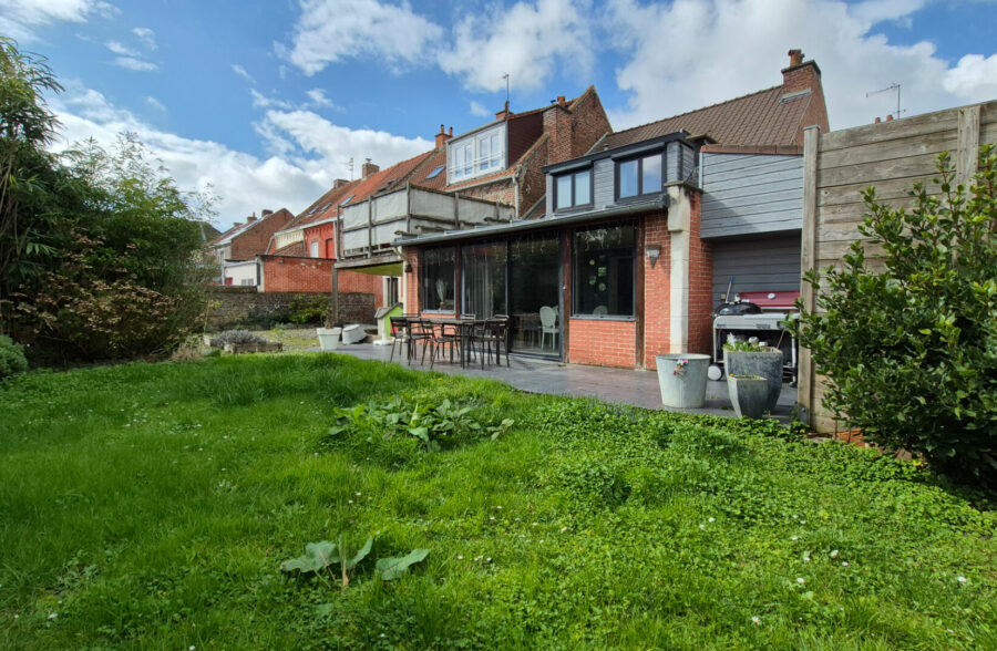 élégant  semi plain-pied semi-individuel,  situé dans un secteur calme, avec jardin et garage.