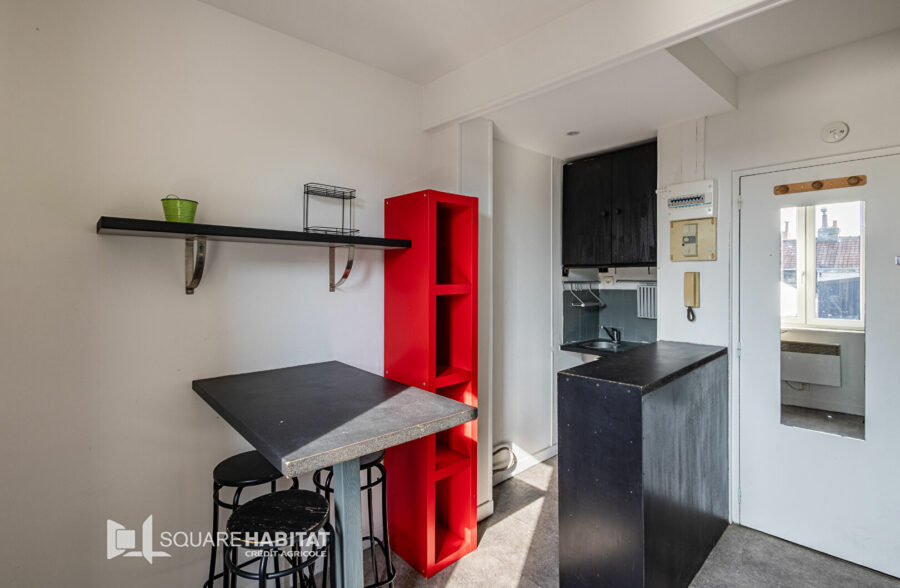 EXCLUSIVITE : PLACE DU MARCHE DE WAZEMMES : Studio de 14.30m²  en arrière de copropriété