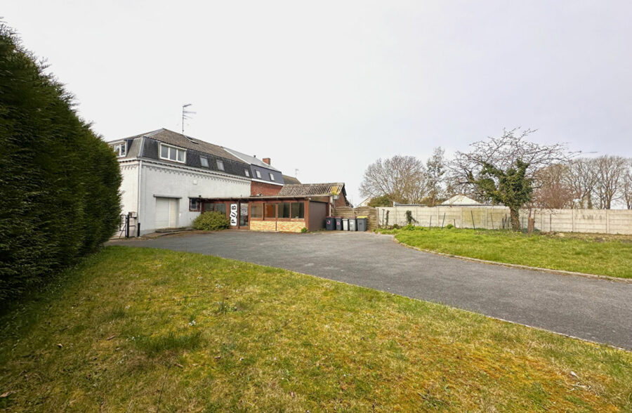 Immeuble avec Local Commercial et Duplex – Caudry