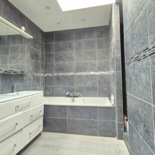 Maison, alliant le cachet de l’ancien et le confort du moderne, 4 chambres spacieuses ainsi qu’un jardin.