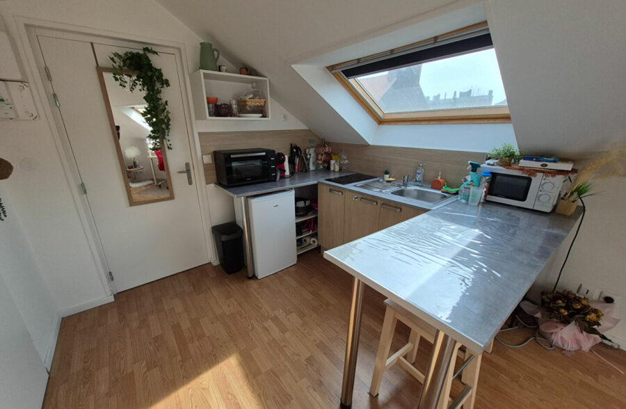 Charmant studio sous les toits – Dernier étage – 23 m² au sol – Idéal investisseur !