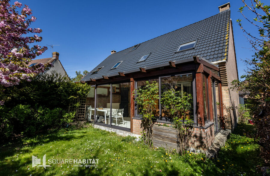 Jolie Maison semi-individuelle, 3 chambres, jardin, garage.