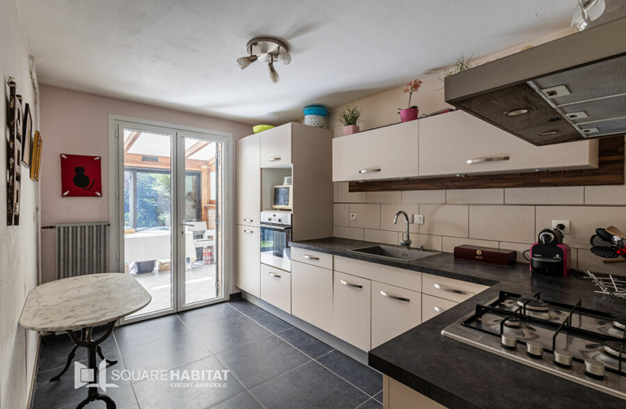 Jolie Maison semi-individuelle, 3 chambres, jardin, garage.