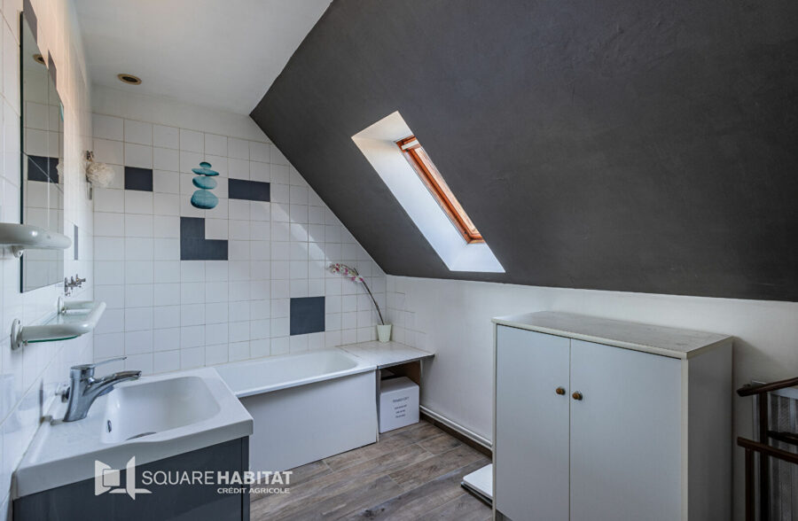 Jolie Maison semi-individuelle, 3 chambres, jardin, garage.