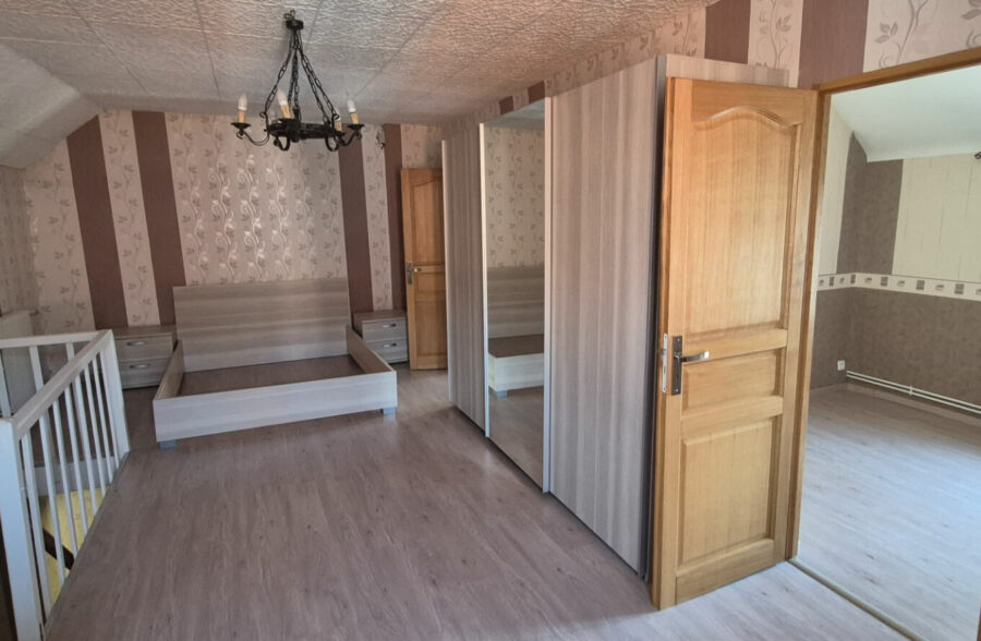 Ensemble immobilier Quievrechain env 200 m2