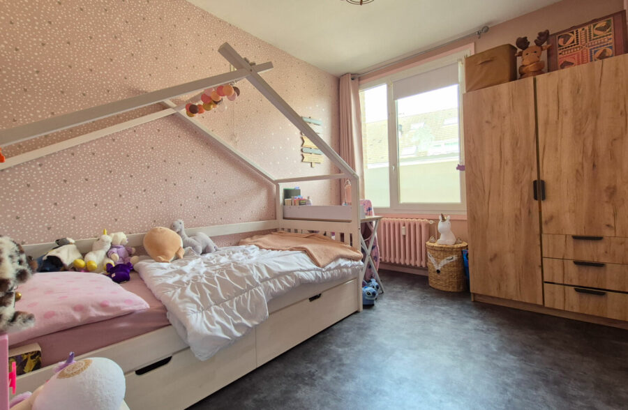 Superbe appartement  lumineux avec 3 chambres dans une résidence prisée, avec cave et stationnement