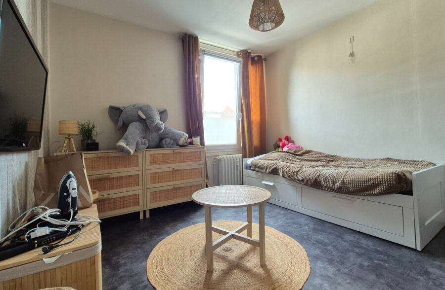 Superbe appartement  lumineux avec 3 chambres dans une résidence prisée, avec cave et stationnement