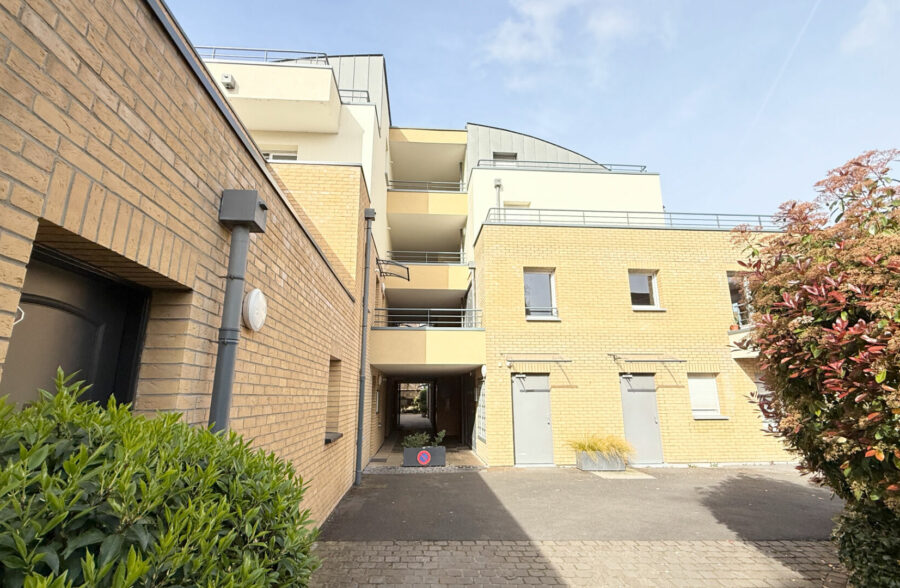 APPARTEMENT DE TYPE 2 AVEC TERRASSE, CAVE ET GARAGE VENDU LOUE