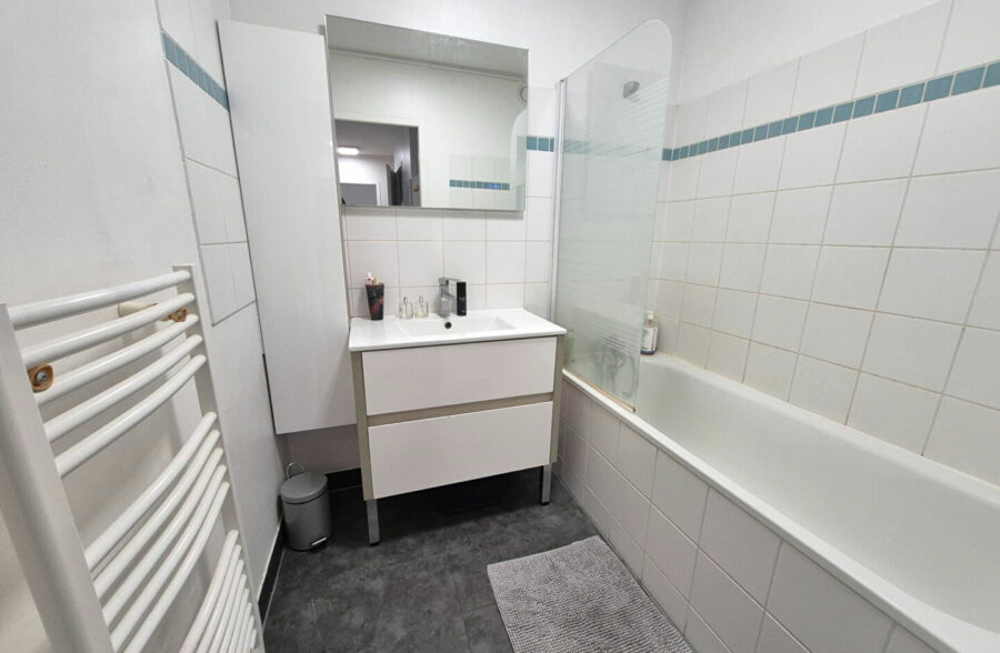 APPARTEMENT DE TYPE 2 AVEC TERRASSE, CAVE ET PARKING