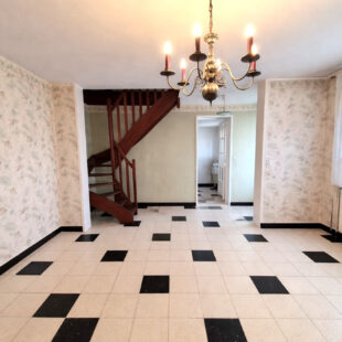 Maison semi individuelle, 3 chambres, cour et grand garage