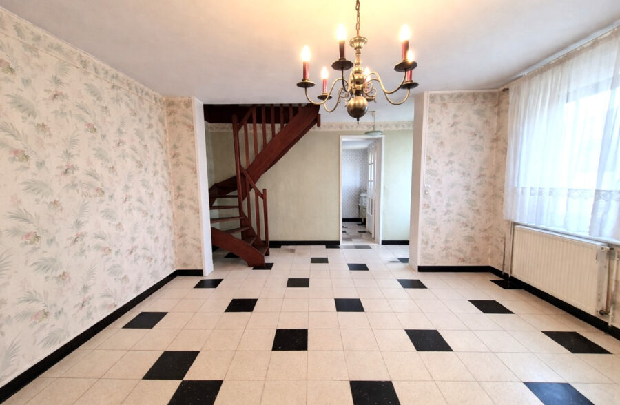 Maison semi individuelle, 3 chambres, cour et grand garage