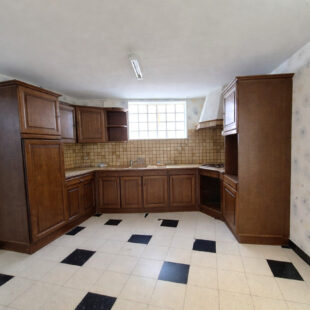 Maison semi individuelle, 3 chambres, cour et grand garage