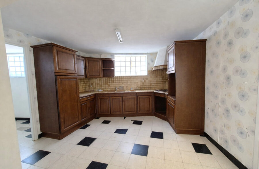 Maison semi individuelle, 3 chambres, cour et grand garage