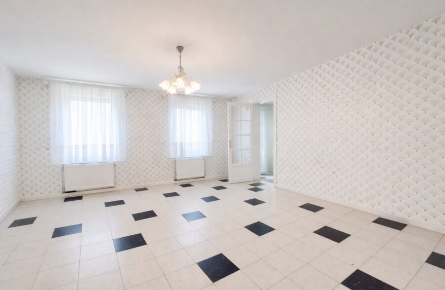 Maison semi individuelle, 3 chambres, cour et grand garage