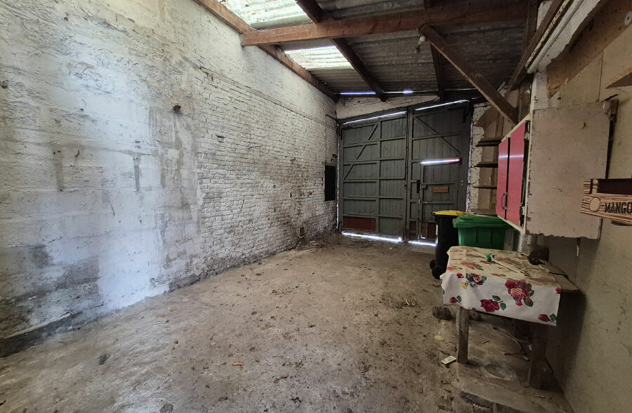 Maison semi individuelle, 3 chambres, cour et grand garage