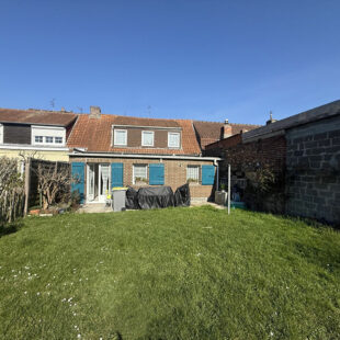Maison semi–flamande large – 3 chambres – Jardin 180 m² env. – Garage