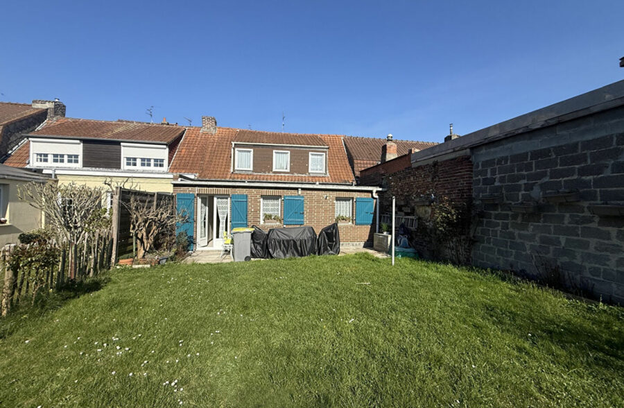 Maison semi–flamande large – 3 chambres – Jardin 180 m² env. – Garage