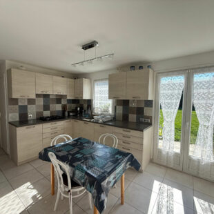 Maison semi–flamande large – 3 chambres – Jardin 180 m² env. – Garage