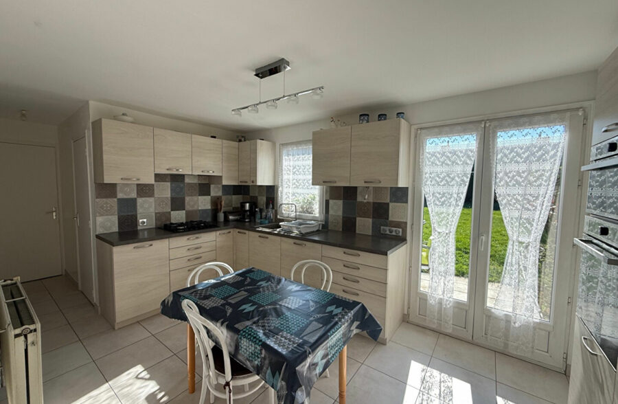 Maison semi–flamande large – 3 chambres – Jardin 180 m² env. – Garage