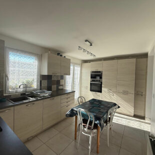 Maison semi–flamande large – 3 chambres – Jardin 180 m² env. – Garage