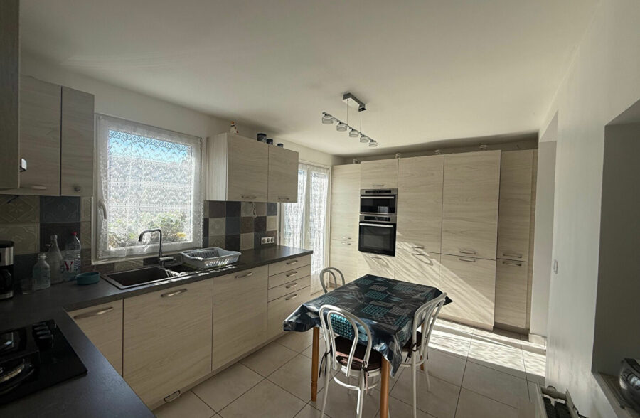 Maison semi–flamande large – 3 chambres – Jardin 180 m² env. – Garage