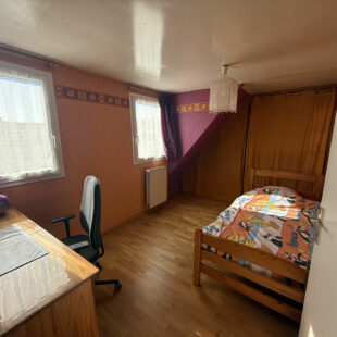 Maison semi–flamande large – 3 chambres – Jardin 180 m² env. – Garage