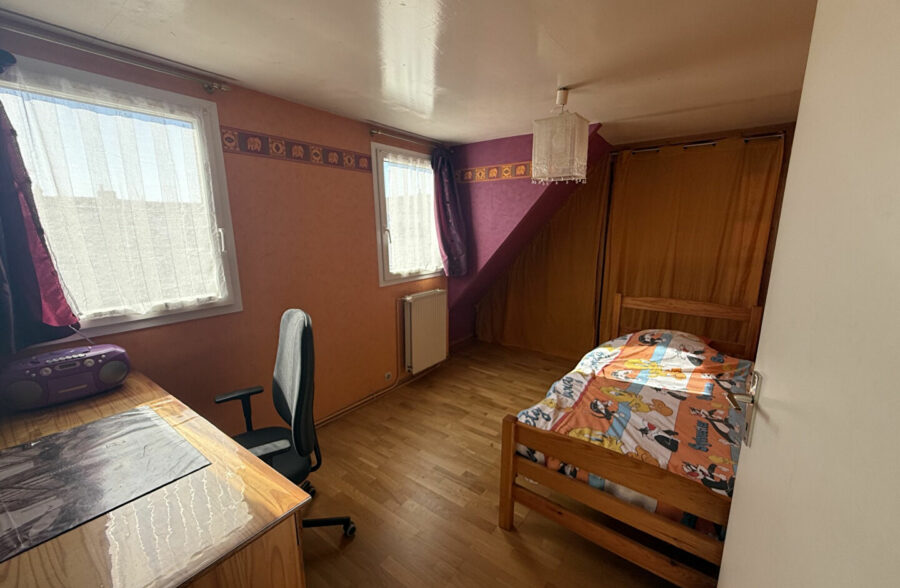 Maison semi–flamande large – 3 chambres – Jardin 180 m² env. – Garage