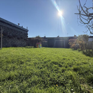 Maison semi–flamande large – 3 chambres – Jardin 180 m² env. – Garage