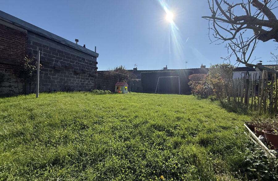 Maison semi–flamande large – 3 chambres – Jardin 180 m² env. – Garage