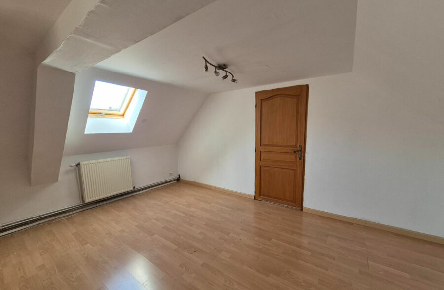 INVESTISSEMENT: Maison et local commercial Maresches 154 m2