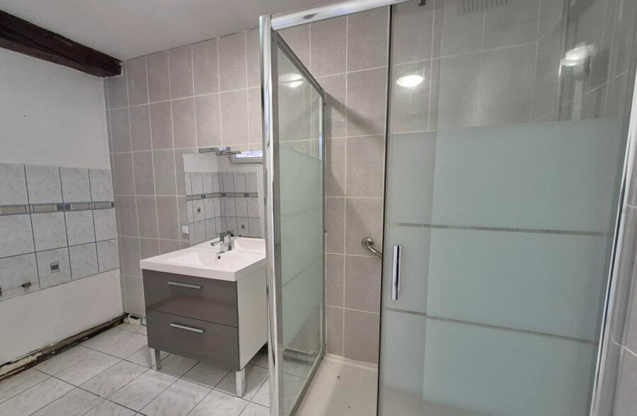 INVESTISSEMENT: Maison et local commercial Maresches 154 m2