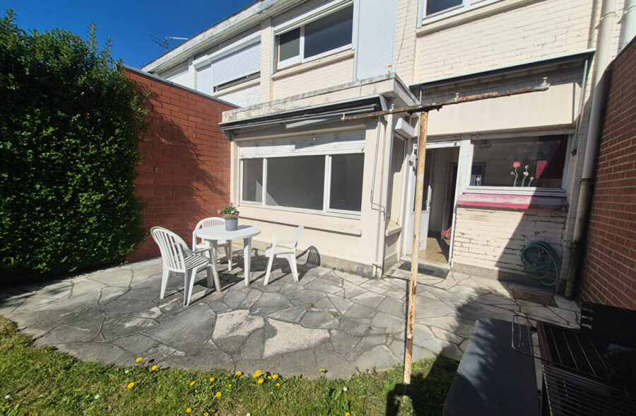 Maison de ville avec garage, jardin et beau potentiel