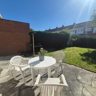Maison de ville avec garage, jardin et beau potentiel