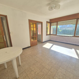 Maison de ville avec garage, jardin et beau potentiel